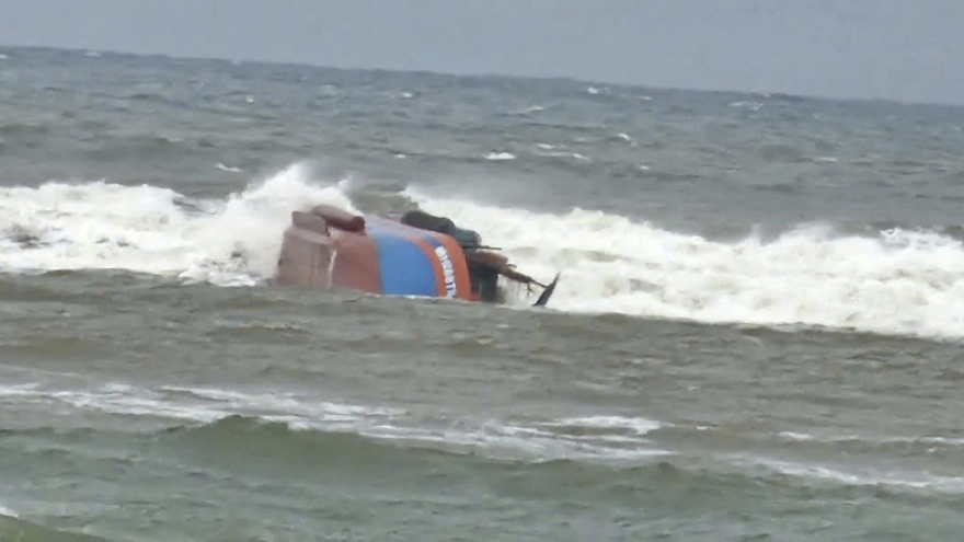 1 ngư dân đã tử vong trong vụ tàu đánh cá bị sóng đánh chìm ở cửa biển Nhật Lệ